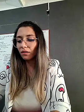 Isabella Varella online show from March 2025 05:08:02 PM