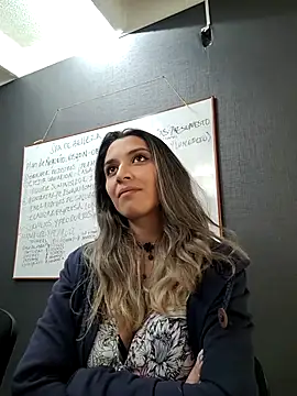 Isabella Varella online show from March 2025 01:45:01 PM