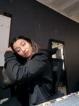 Isabella Varella online show from October 2025 01:03:02 PM