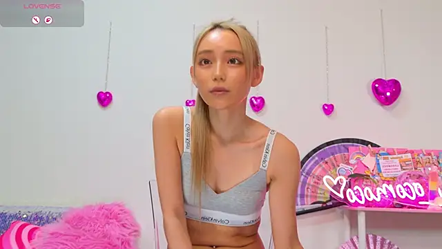 Snapshot of -LOCOMOCO- chatting on November 2025 10:27:01 AM -LOCOMOCO- online show from November 2025 10:27:01 AM