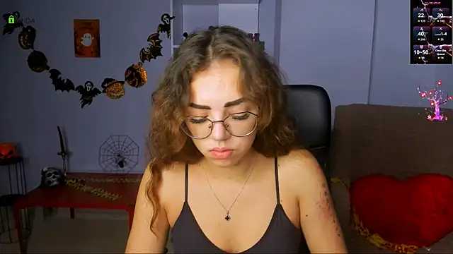 Snapshot of kiki_swan chatting on October 2025 07:43:01 AM kiki swan online show from October 2025 07:43:01 AM