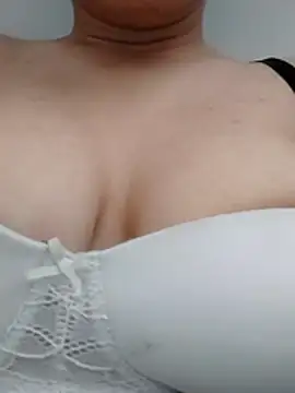 Snapshot of saraaxx1 chatting on June 2026 01:17:02 PM saraaxx1 online show from June 2026 01:17:02 PM