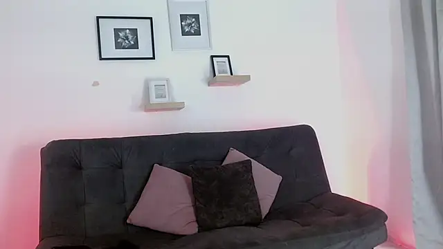 julian vogue online show from March 2025 06:29:02 PM