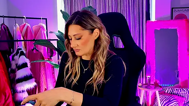 Snapshot of SarahAlluring chatting on April 2026 01:04:01 PM SarahAlluring online show from April 2026 01:04:01 PM