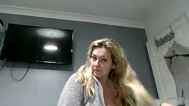 GoldenSquirter online show from April 2026 09:04:02 PM