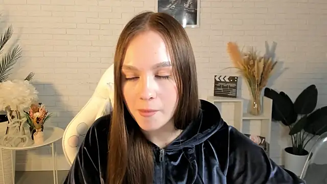 LoisCubitt online show from March 2025 03:06:01 PM