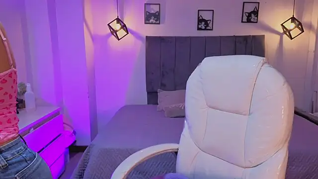 Pretty Johnson  online show from June 2026 03:41:02 AM