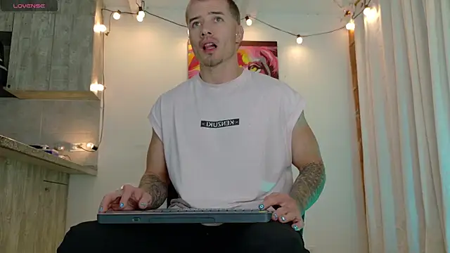 Ryannblue07 online show from November 2025 10:43:01 PM