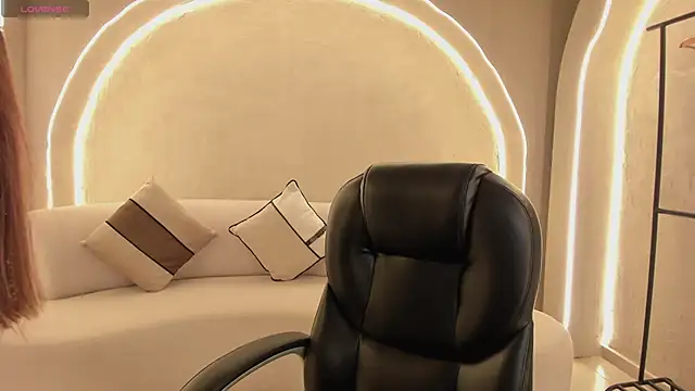 MaiaCollins online show from November 2025 12:33:01 PM