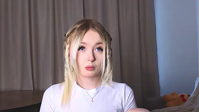 Snapshot of minigirl chatting on February 2026 05:02:01 AM minigirl online show from February 2026 05:02:01 AM