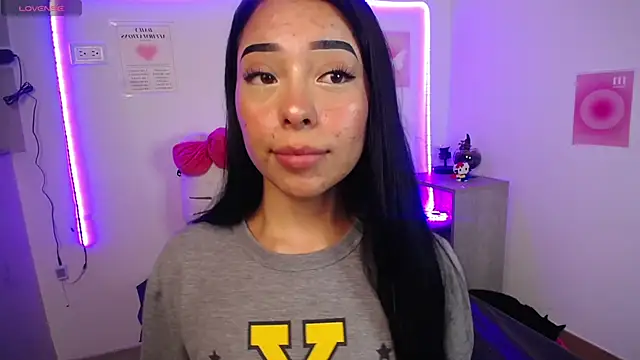 Snapshot of Emilybutterfly1 chatting on September 2025 01:05:02 AM Emilybutterfly1 online show from September 2025 01:05:02 AM