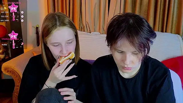 Snapshot of Tara_Lawson chatting on November 2025 04:06:01 PM Tara Lawson online show from November 2025 04:06:01 PM