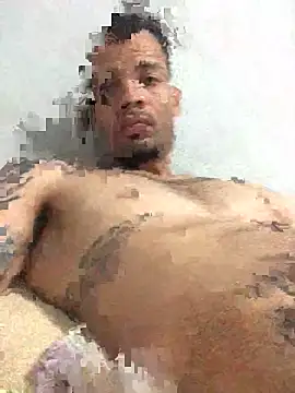 Snapshot of HenriquePhn chatting on February 2026 04:00:02 AM HenriquePhn online show from February 2026 04:00:02 AM