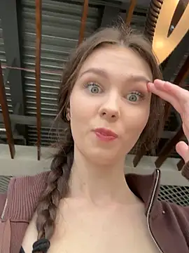 Snapshot of MilaBee chatting on September 2025 08:25:01 AM MilaBee online show from September 2025 08:25:01 AM