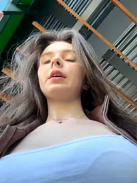 Snapshot of MilaBee chatting on September 2025 08:27:01 AM MilaBee online show from September 2025 08:27:01 AM