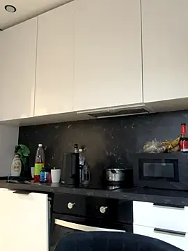 Snapshot of MilaBee chatting on October 2025 10:12:02 AM MilaBee online show from October 2025 10:12:02 AM