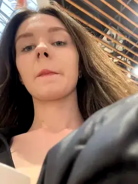 Snapshot of MilaBee chatting on October 2025 09:19:01 AM MilaBee online show from October 2025 09:19:01 AM