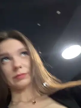 Snapshot of MilaBee chatting on November 2025 07:42:02 AM MilaBee online show from November 2025 07:42:02 AM