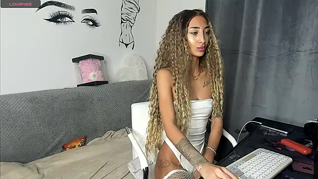 Snapshot of EvelynHais chatting on November 2025 06:06:02 PM EvelynHais online show from November 2025 06:06:02 PM