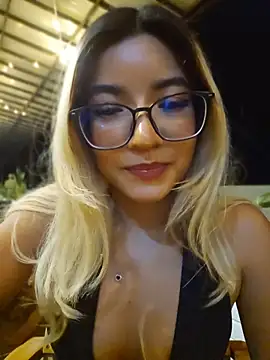 Snapshot of Pretty_roxxyy chatting on April 2026 12:13:02 AM Pretty roxxyy online show from April 2026 12:13:02 AM