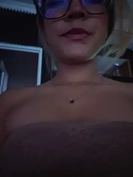 Snapshot of Pretty_roxxyy chatting on April 2026 11:19:02 AM Pretty roxxyy online show from April 2026 11:19:02 AM