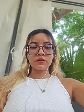 Snapshot of Pretty_roxxyy chatting on May 2026 01:16:02 PM Pretty roxxyy online show from May 2026 01:16:02 PM