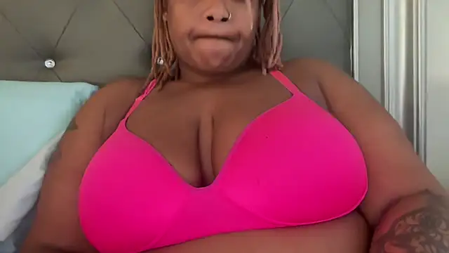 RoyalQueen2u online show from April 2026 06:30:01 PM