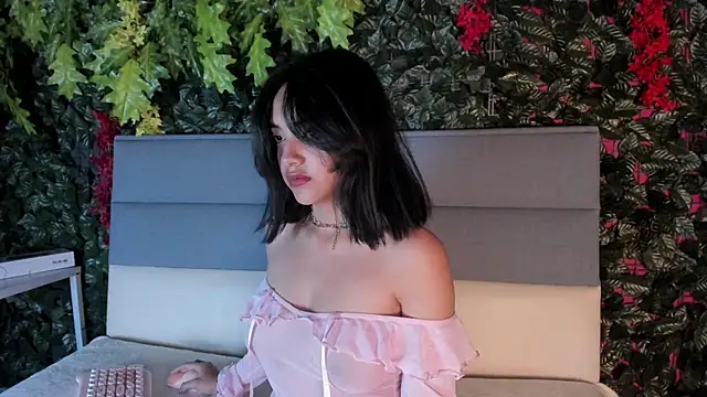 Snapshot of Victoriaa2_Doll chatting on October 2025 12:35:02 PM Victoriaa2 Doll online show from October 2025 12:35:02 PM