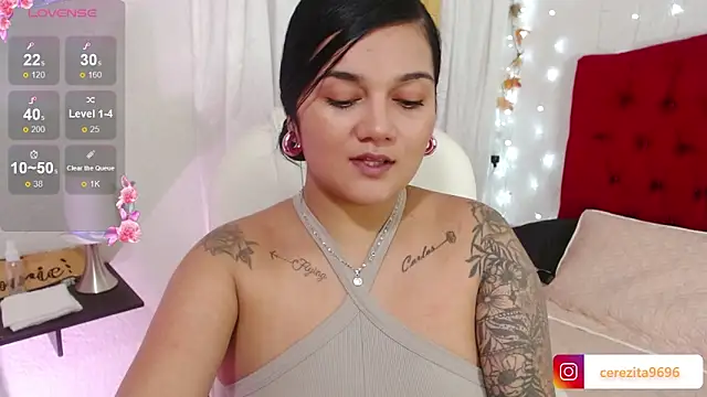 Snapshot of mia_traveluxe chatting on September 2025 02:02:01 AM mia traveluxe online show from September 2025 02:02:01 AM