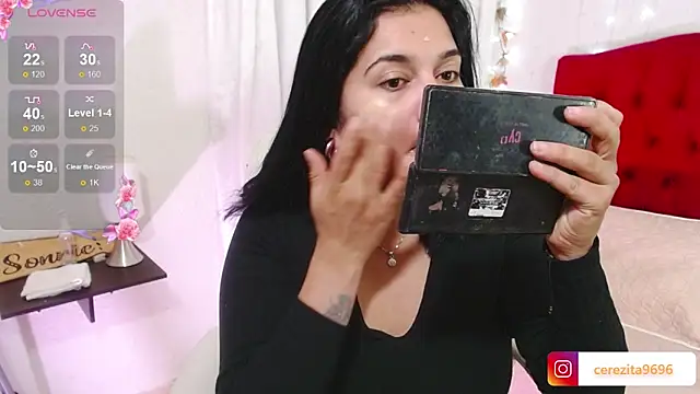 Snapshot of mia_traveluxe chatting on September 2025 01:51:01 AM mia traveluxe online show from September 2025 01:51:01 AM