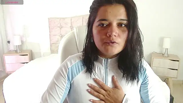 Snapshot of mia_traveluxe chatting on October 2025 02:10:01 AM mia traveluxe online show from October 2025 02:10:01 AM