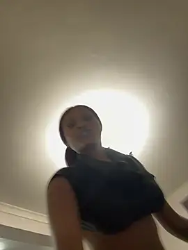 Snapshot of Lil-shawrie chatting on February 2026 04:01:01 PM Lil-shawrie online show from February 2026 04:01:01 PM