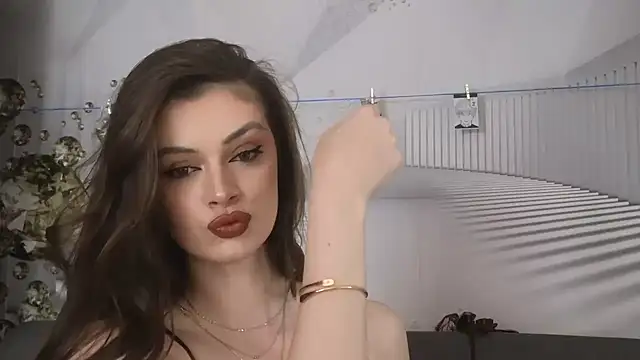 EvoletteLouLou online show from October 2025 01:31:01 PM