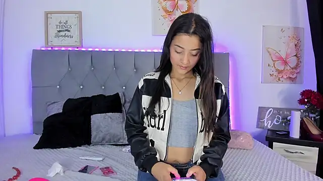 Miss-Alicia online show from March 2026 06:33:01 PM