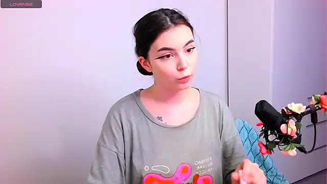 Snapshot of peachyness chatting on December 2025 08:03:01 PM peachyness online show from December 2025 08:03:01 PM