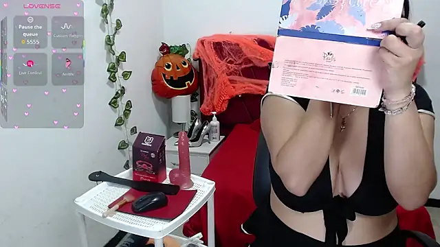 Snapshot of Julieta_curvy69 chatting on October 2025 12:17:01 PM Julieta curvy69 online show from October 2025 12:17:01 PM