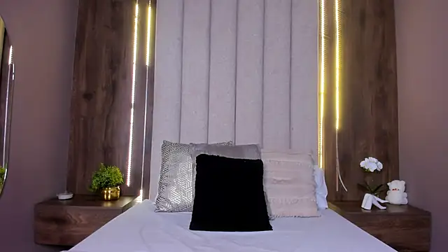 Snapshot of LucySalvatore_ chatting on September 2025 03:45:01 PM LucySalvatore online show from September 2025 03:45:01 PM