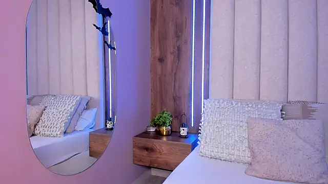 Snapshot of LucySalvatore_ chatting on October 2025 11:49:02 PM LucySalvatore online show from October 2025 11:49:02 PM