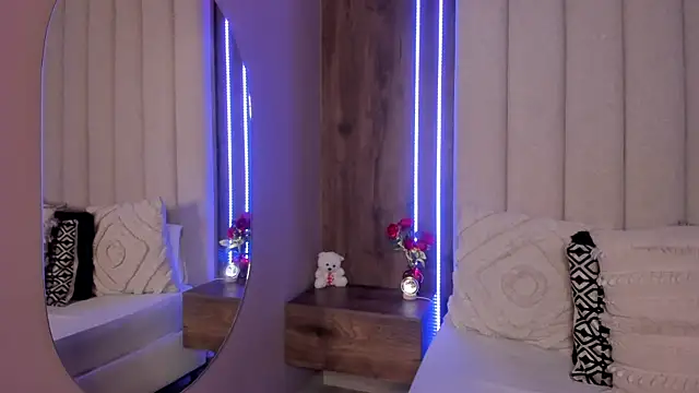 LucySalvatore  online show from April 2026 12:30:01 AM