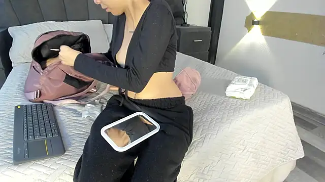 Snapshot of CleoWhite chatting on September 2025 04:45:02 AM CleoWhite online show from September 2025 04:45:02 AM