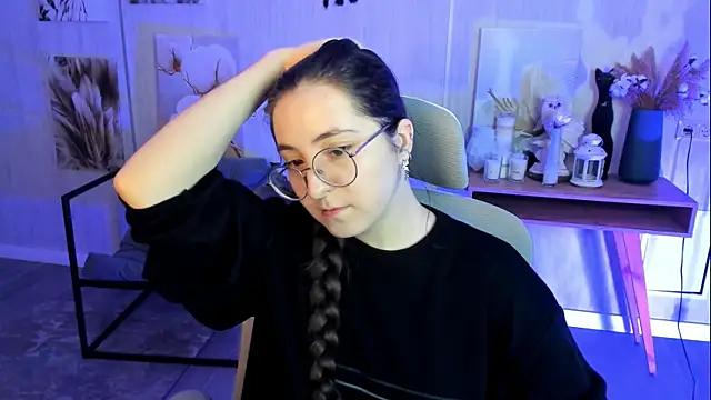 Snapshot of VirtuallVoyant chatting on November 2025 04:33:02 AM VirtuallVoyant online show from November 2025 04:33:02 AM