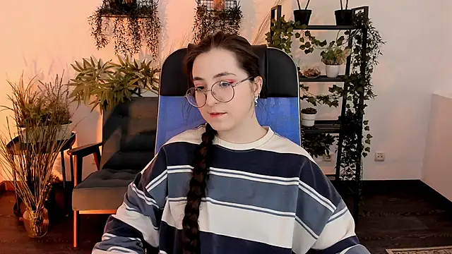 Snapshot of VirtuallVoyant chatting on December 2025 08:12:02 AM VirtuallVoyant online show from December 2025 08:12:02 AM