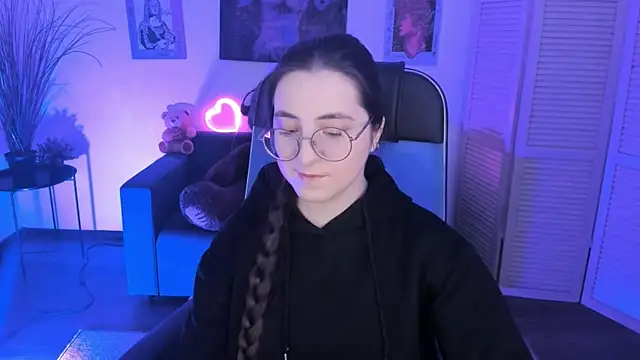 Snapshot of VirtuallVoyant chatting on December 2025 04:21:01 AM VirtuallVoyant online show from December 2025 04:21:01 AM