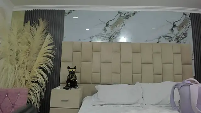 cloesummerr  online show from February 2026 12:23:01 PM