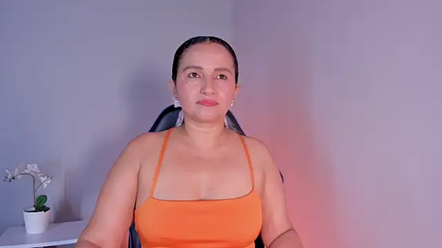 Zafiro  Brown online show from May 2026 09:30:02 PM