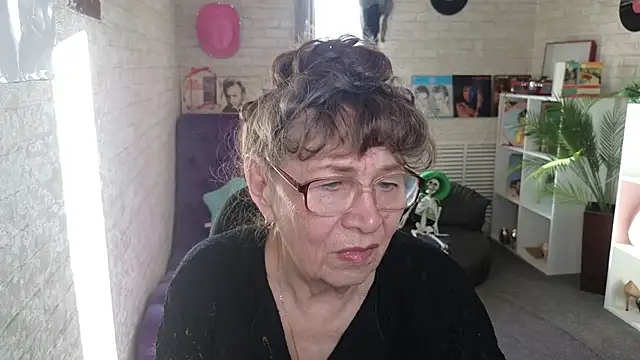 Snapshot of Betty_Brick chatting on May 2026 03:27:01 PM Betty Brick online show from May 2026 03:27:01 PM