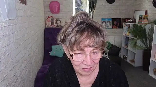 Snapshot of Betty_Brick chatting on May 2026 03:17:01 PM Betty Brick online show from May 2026 03:17:01 PM