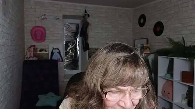 Betty Brick online show from May 2026 03:52:02 PM