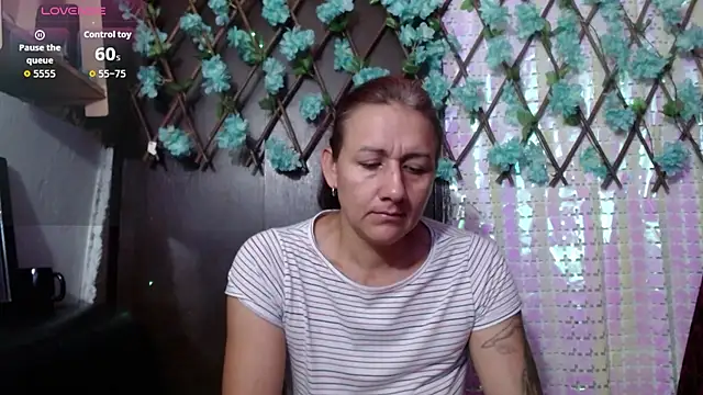 Snapshot of darling_hott chatting on October 2025 11:22:02 AM darling hott online show from October 2025 11:22:02 AM