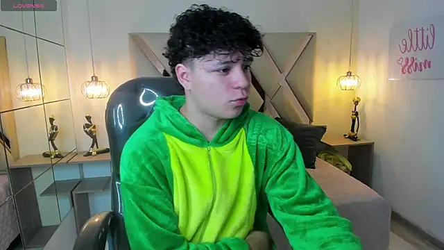 BenjaminBottonn online show from September 2025 07:35:02 PM